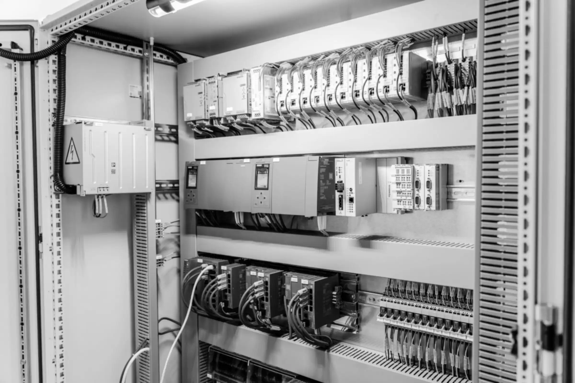 Cuadro eléctrico industrial abierto durante la instalación de un SAI