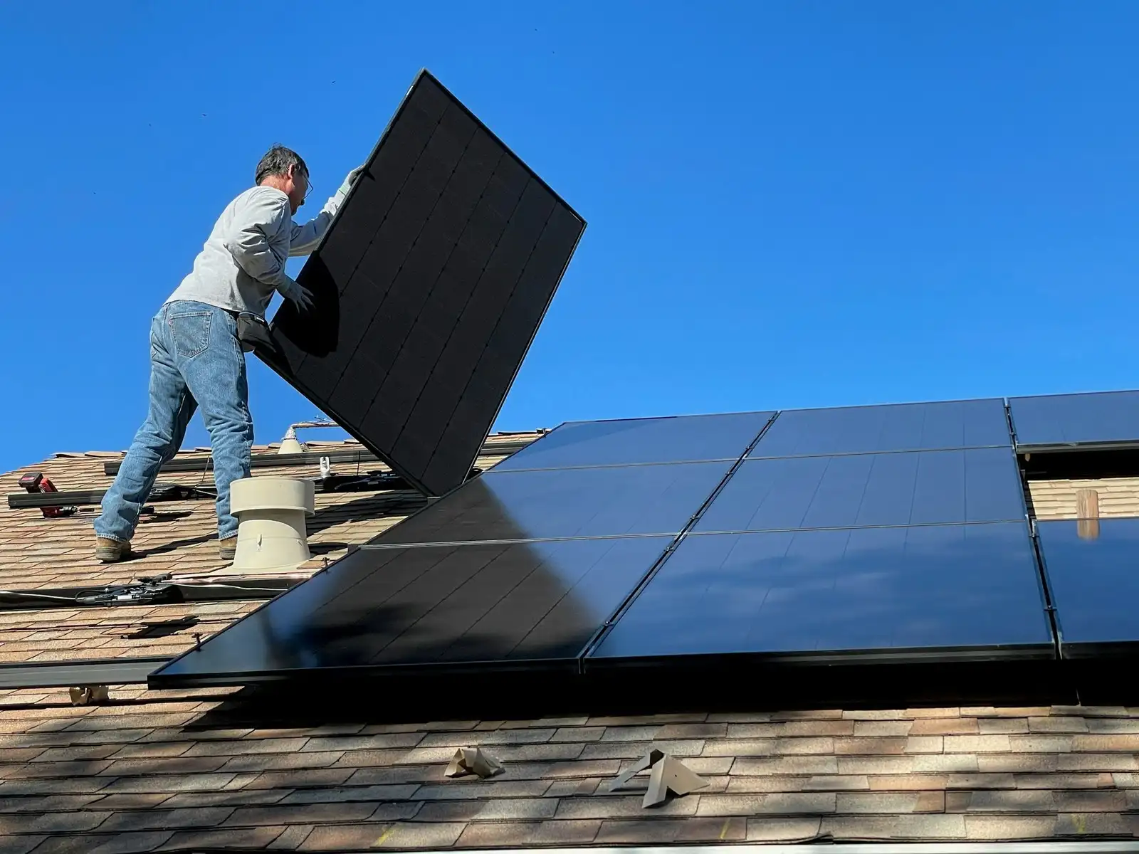 Instalador colocando paneles solares en un tejado