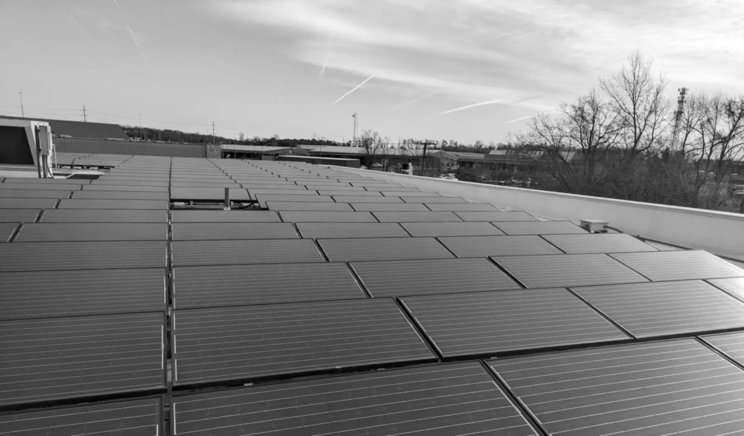 Cubierta de una nave industrial con paneles solares fotovoltaicos