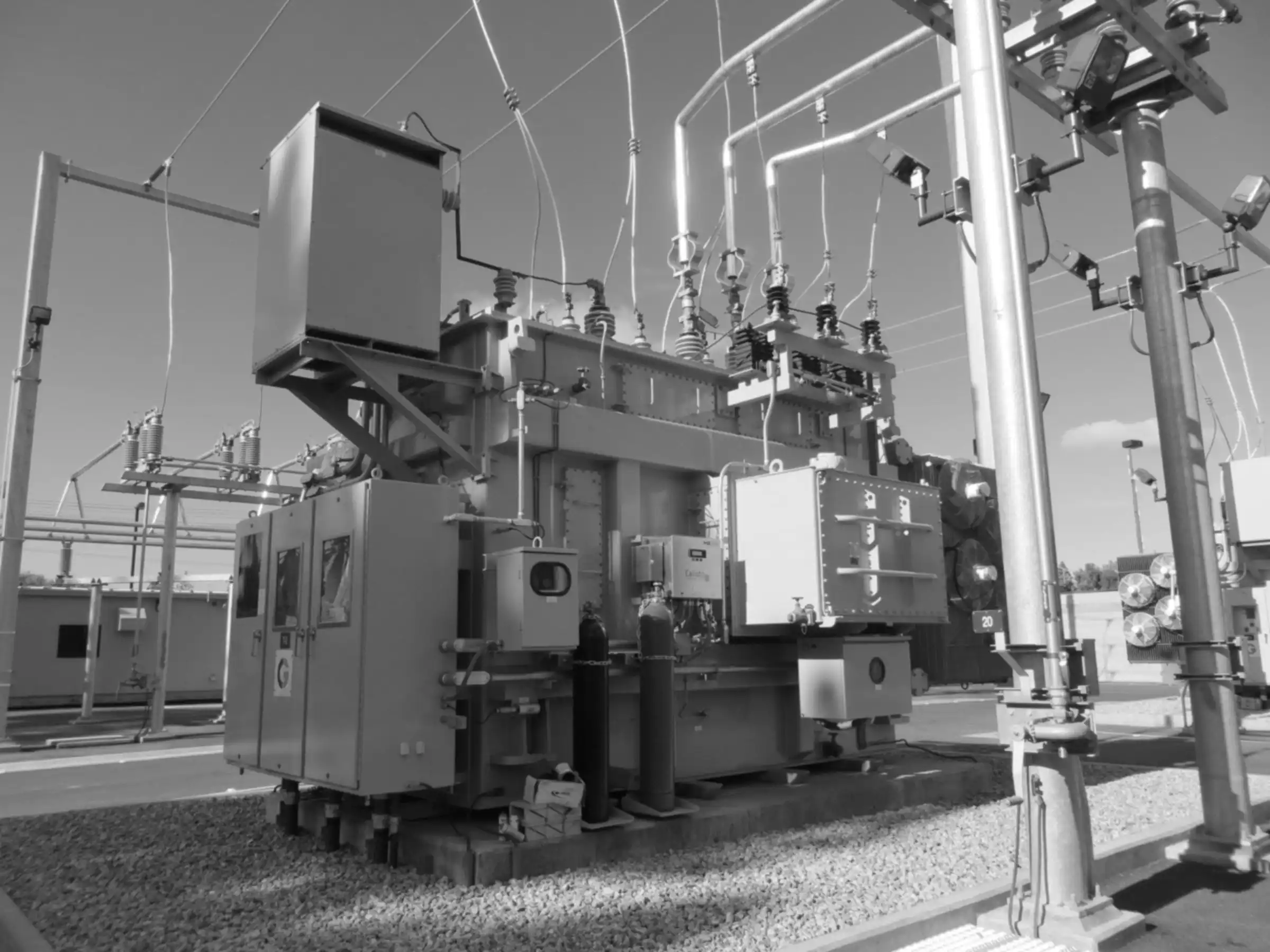 Transformador de potencia en una subestación eléctrica