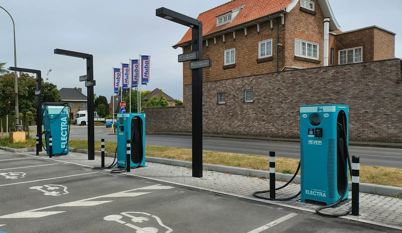 Puntos de recarga de vehículos eléctricos en un aparcamiento