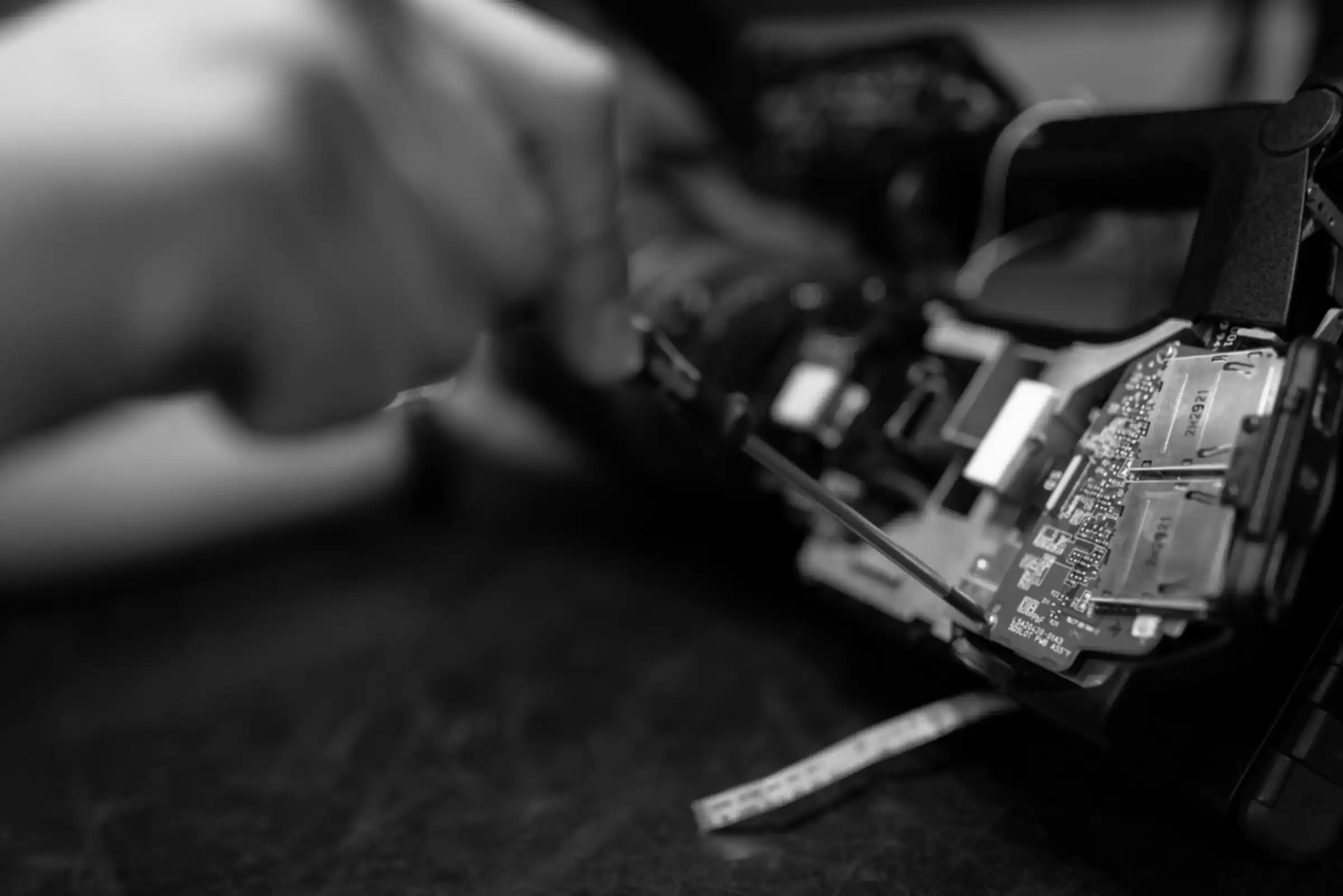 Técnico reparando la placa electrónica de un equipo