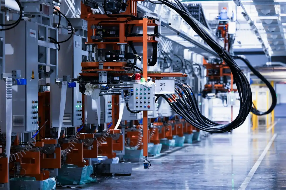 Línea de producción industrial con equipos eléctricos y robots