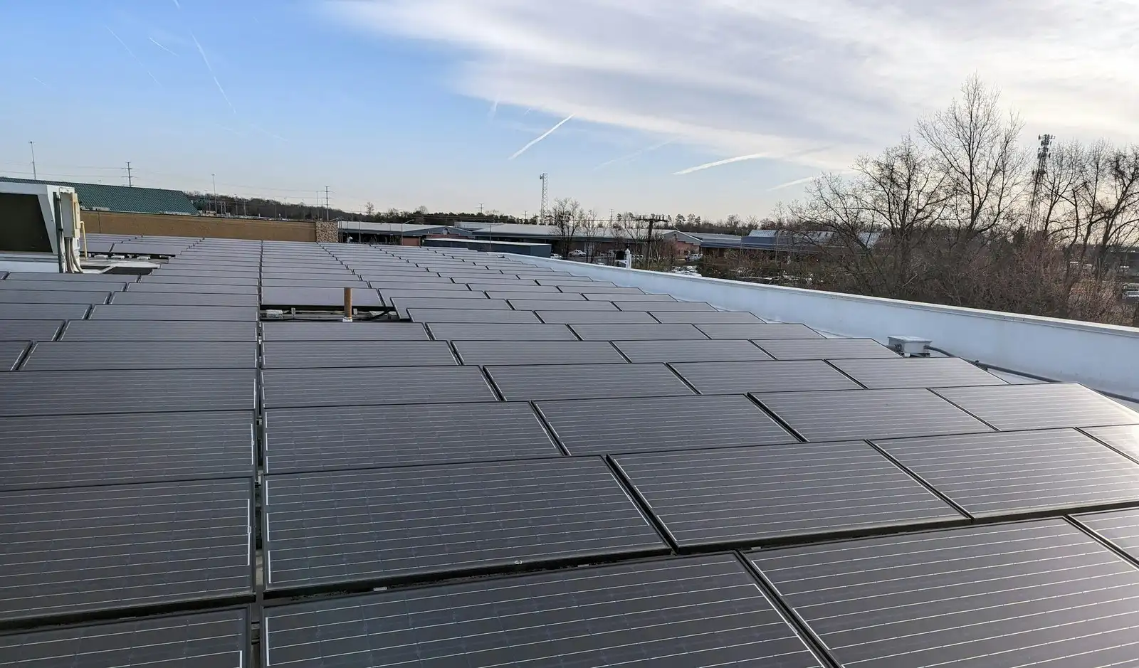 Paneles solares en la cubierta de una nave industrial
