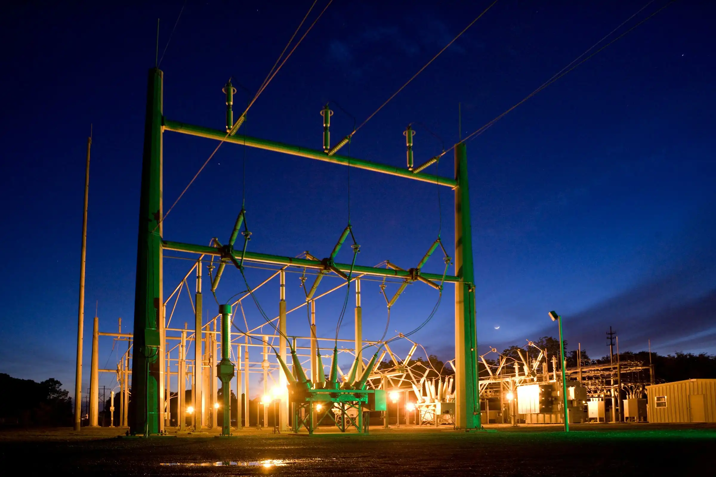 Subestación eléctrica iluminada de noche