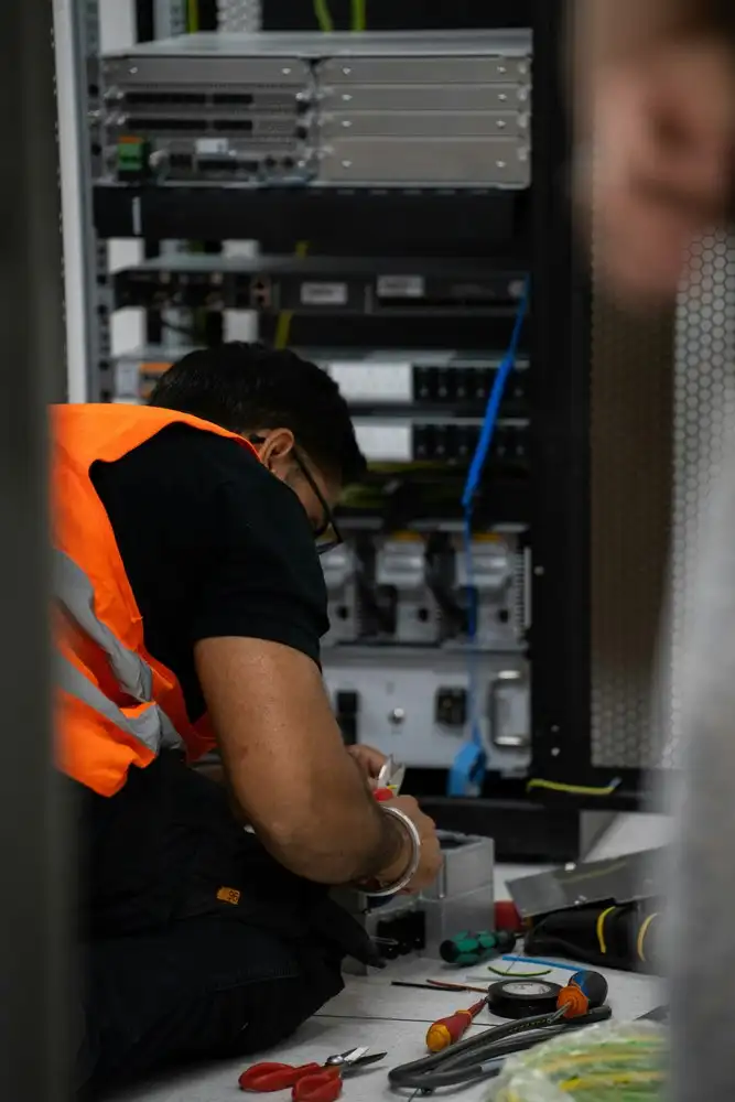 Técnico instalando equipos en un armario rack